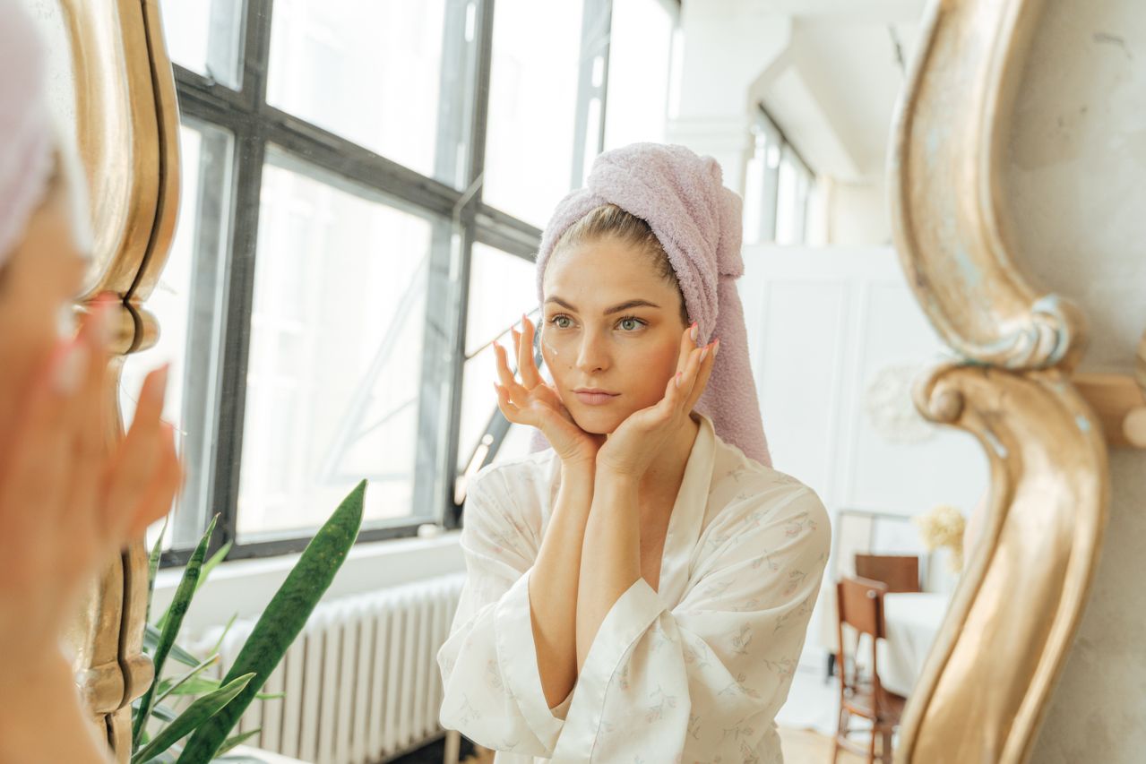 Sucha skóra – kiedy to problem dermatologiczny, a kiedy kwestia pielęgnacji